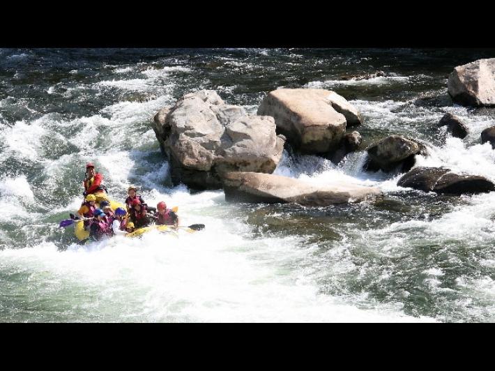 Muore nel fiume facendo rafting in Valsesia: era rimasto incastrato sotto l'acqua