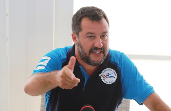 Salvini: E' Ferragosto? I parlamentari alzino il culo e vengano alle Camere  - Video