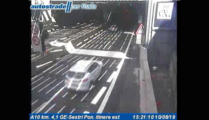 Auto in fiamme in galleria, chiusa la A10 verso Francia