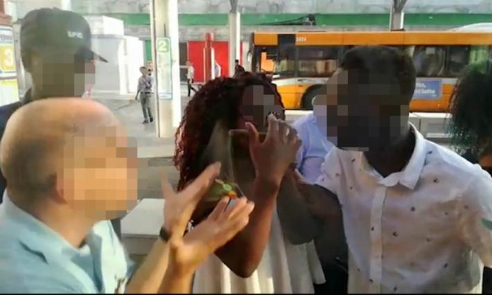 Pestaggio sul bus, le testimonianze e le reazioni