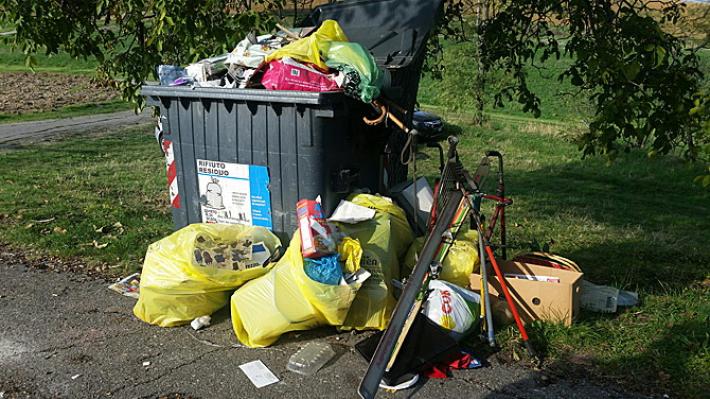 Cassonetti stracolmi al cimitero di Arola 