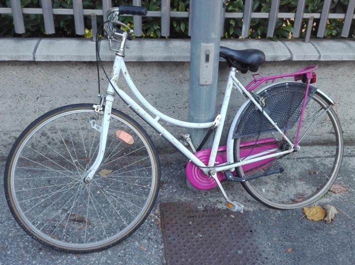 'Da un mese questa bici legata a un palo in via Naviglio Alto. Di chi &egrave;?'