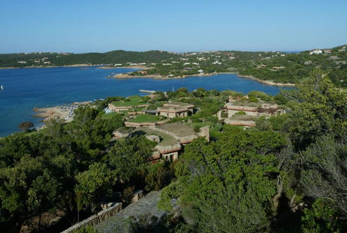 Yacht a fuoco a Porto Cervo: salve 8 persone ma la nave affonda