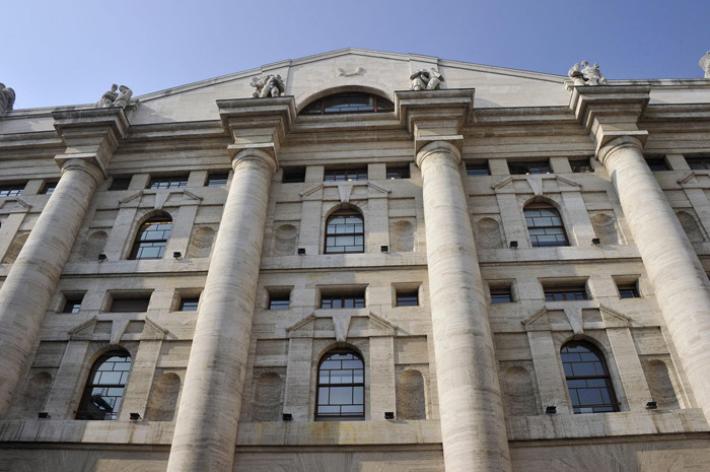 Battaglia sui tempi della crisi di governo, spread a 235