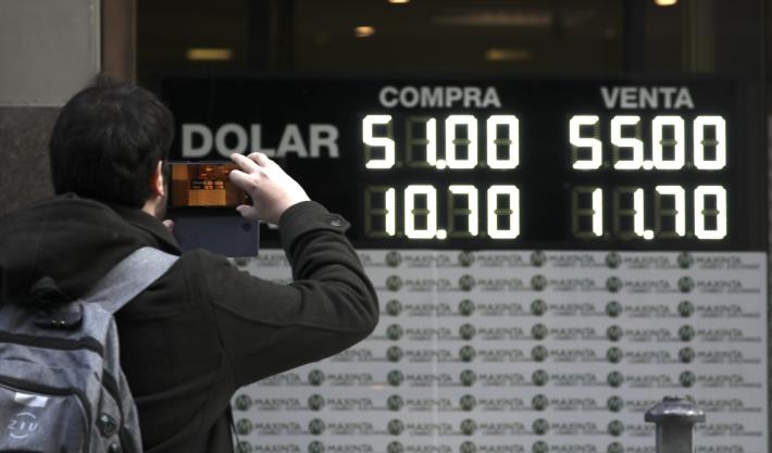 Argentina, crolla la Borsa: -30%