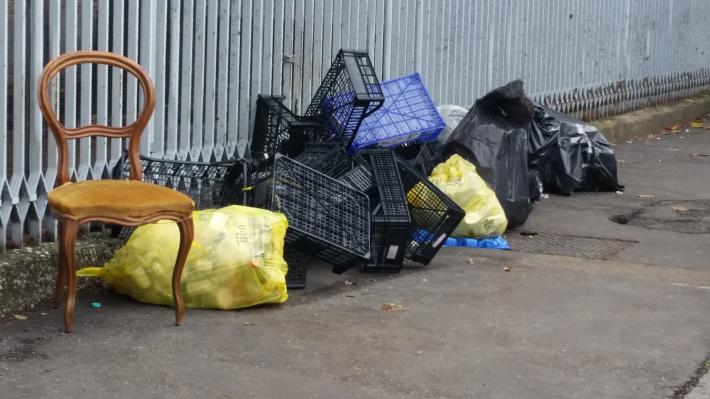 Ancora rifiuti abbandonati: sacchi in terra in via Marchesi