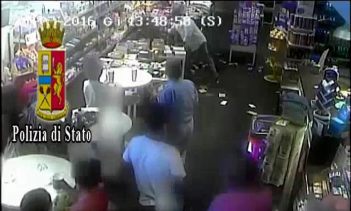 Pest&ograve; un cliente in fila all'autogrill, condannato