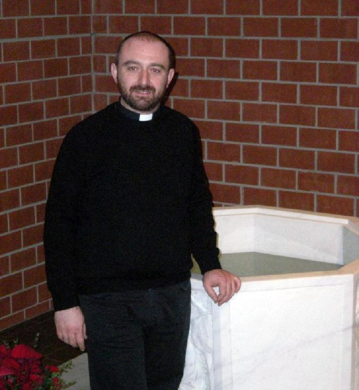 Il prete arrestato per molestie  fa scena muta di fronte al gip