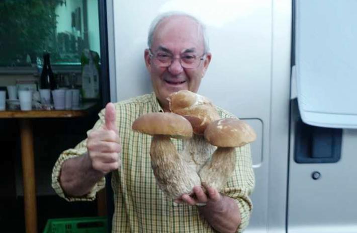 Gianni e il bottino da record: tre maxi-porcini 'siamesi'