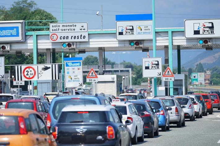 Estate torrida con l'immancabile esodo: ecco che arriva la prima domenica da bollino rosso - Il calendario dei "bollini": quando evitare il viaggio