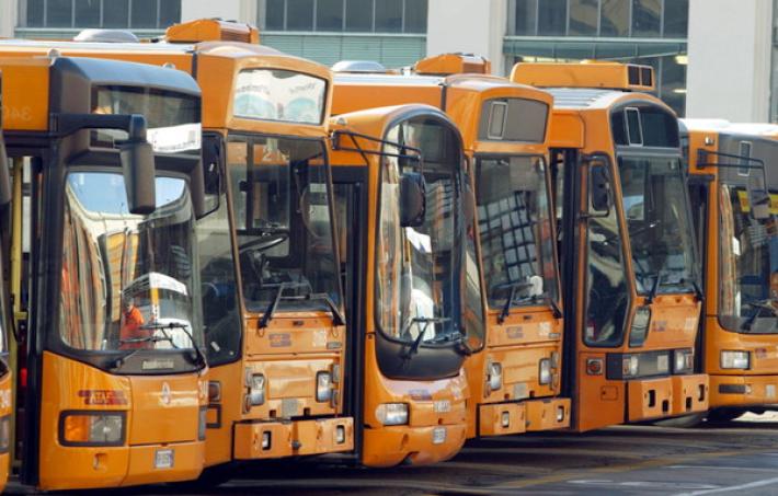 Parma alla moviola - Gentilezza sul bus