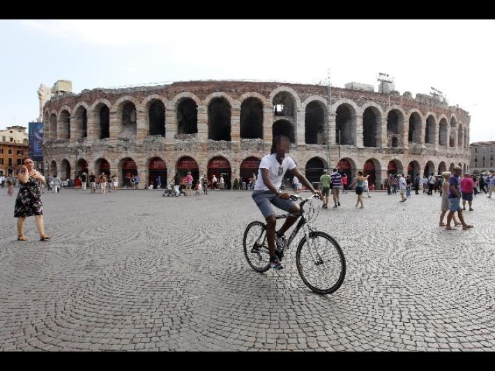 Sguaina un machete e semina il terrore a Verona 