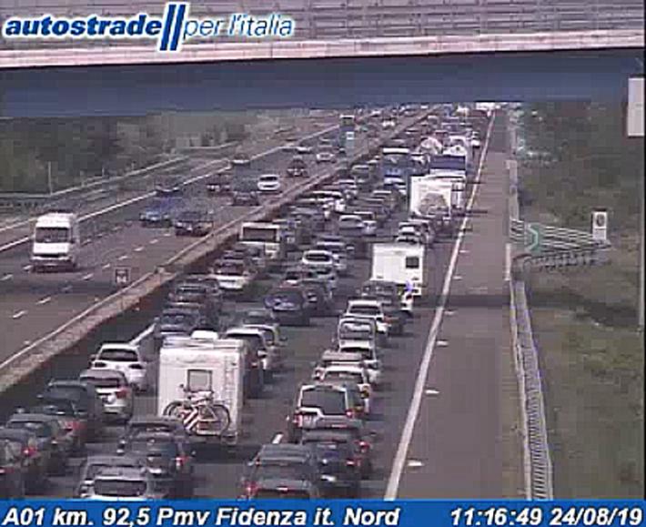 Incidente tra quattro auto in A1 al bivio con l'A15: 8 km di coda. Le uscite consigliate