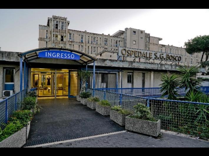 Dottoressa picchiata al pronto soccorso a Napoli: due donne indagate, vigilante sospeso