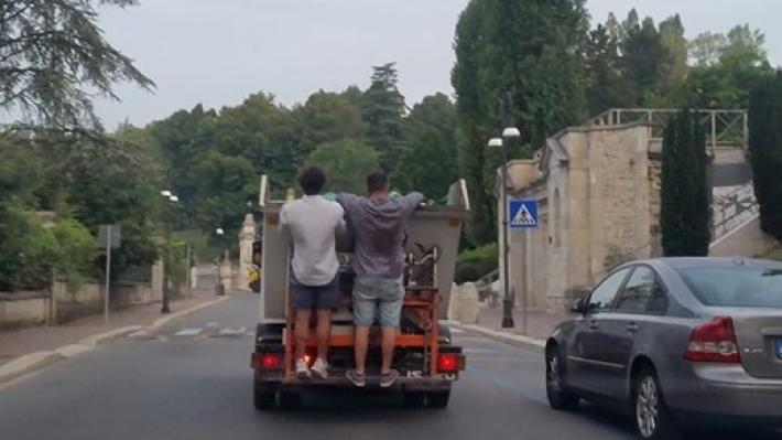 Ragazzi si fanno dare un passaggio dal camion dei rifiuti