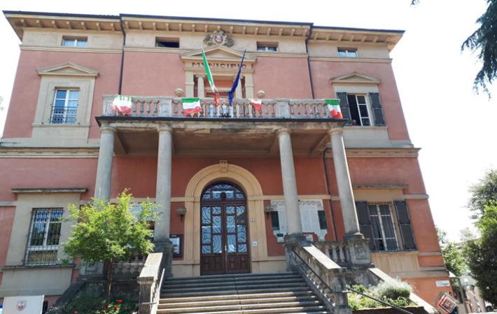 Lavora in Comune a Bibbiano, indagato per abusi su un minore