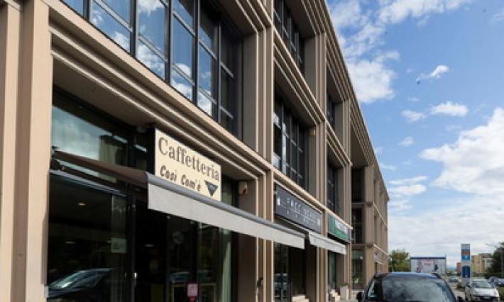 Via Traversetolo, porta di un bar sfondata con un tombino