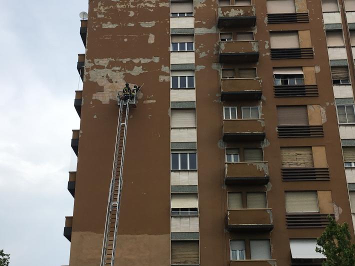 Cadono calcinacci: vigili del fuoco&nbsp;in viale Bottego