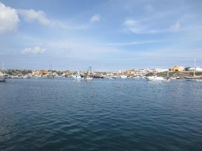 Barca di  turisti affonda a Lampedusa: tutti salvi