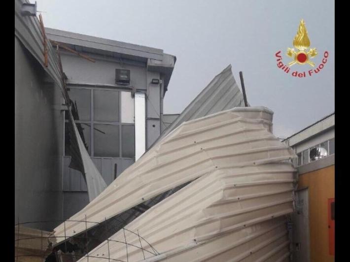 Vento forte, scoperchiato il tetto di due supermercati