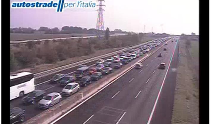 Traffico da bollino rosso, incidente a Fiorenzuola e cantieri: domenica di rallentamenti in A1 e A15