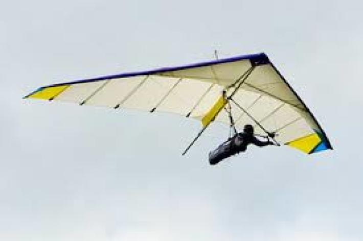 Reggio Emilia: si schianta in deltaplano e muore