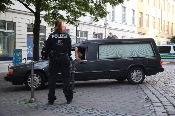 Donna uccide i tre figli, il fratello  e la madre