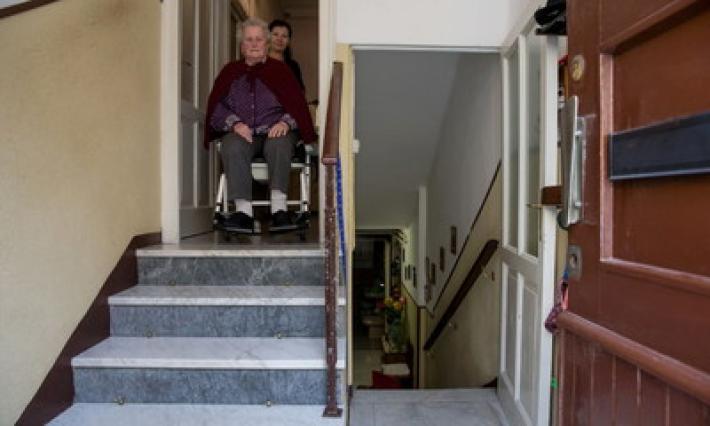 "Prigioniera nella mia casa: qualcuno mi aiuti"