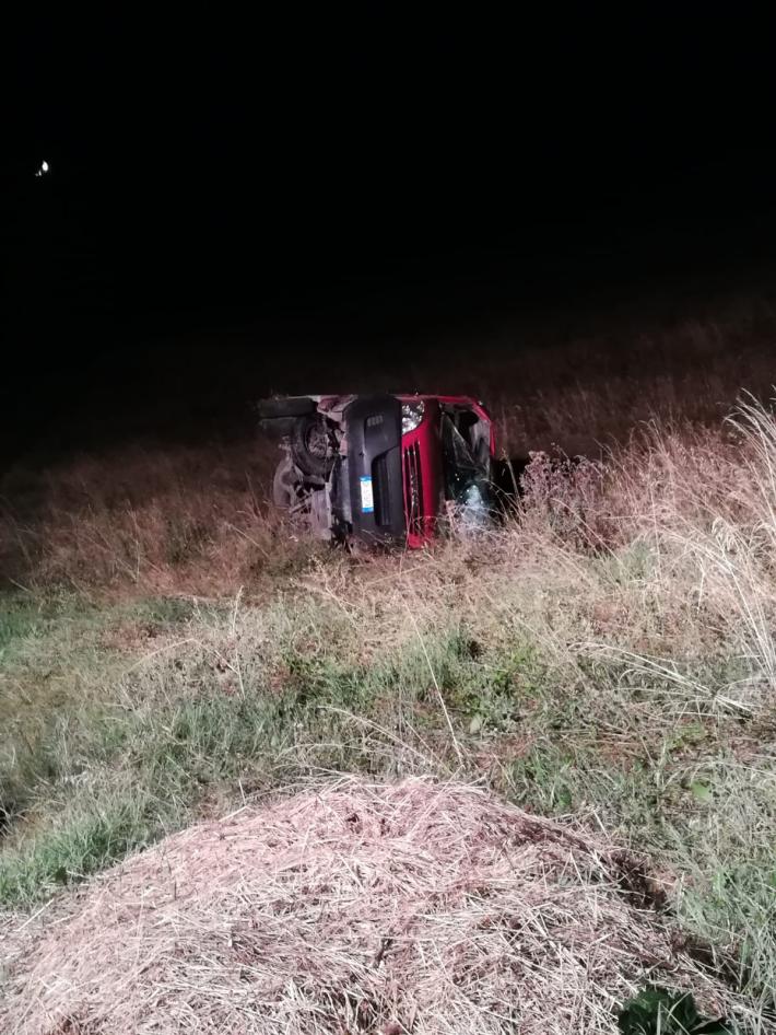 Neviano, camion del latte si ribalta: muore 37enne, feriti un ragazzo e un bimbo