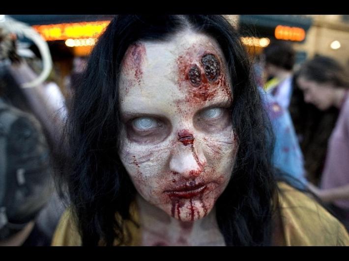 Perseguitava l'ex compagna vestito da fantasma, a processo