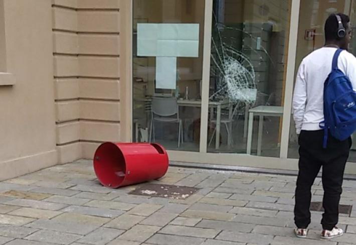 Vandali al Centro per l'impiego