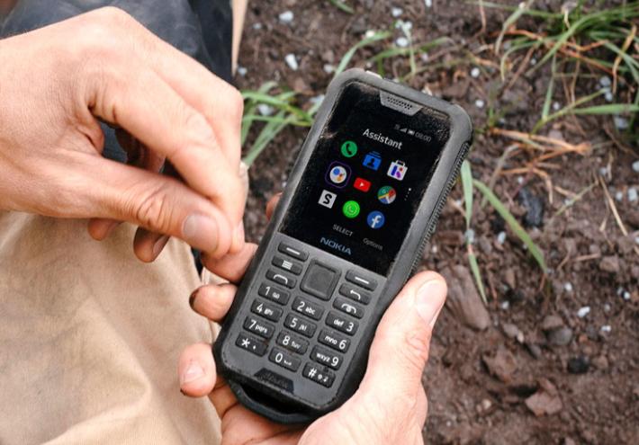 All'Ifa tornano in voga i vecchi telefonini