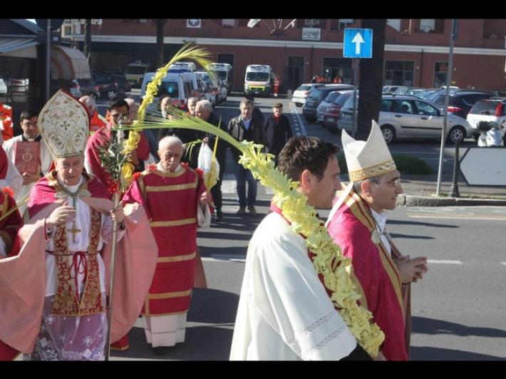 Prete in gita con i ragazzi assume droga: sospeso