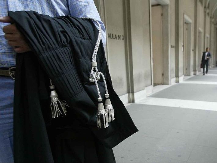 'Mi aiuti,mia moglie sta male', poi la violenta per ore