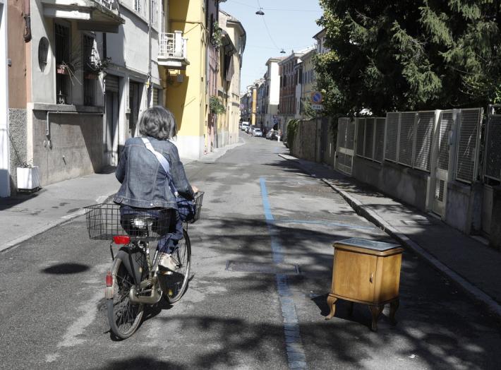 E nelle righe blu qualcuno parcheggia... un comodino