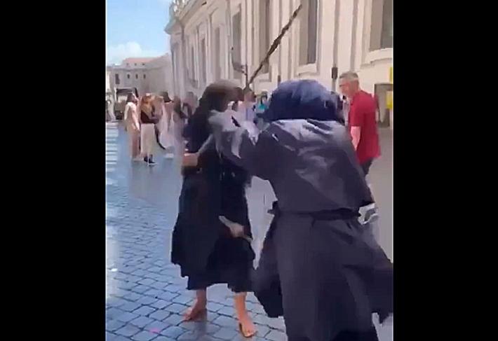 Due mendicanti (con finte gobbe) litigano a colpi di bastone  in piazza San Pietro