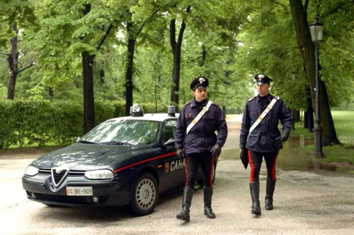 Vede i carabinieri e si infila in una manica della giacca 30 grammi di hashish