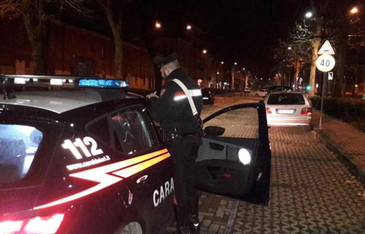 Arrestato mentre spaccia in viale dei Mille. Con 17 dosi pronte nelle siepi