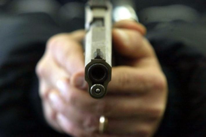 Trova i ladri in casa e spara: colpito un uomo, caccia alla banda in fuga 