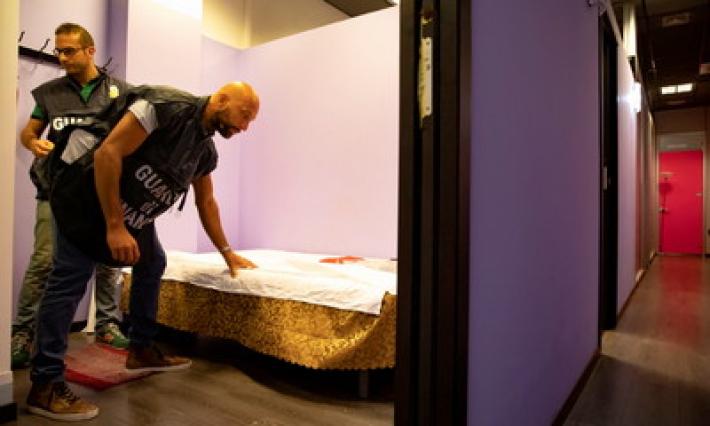 Blitz nei centri massaggi, dalle tenutarie ai personaggi tuttofare: ecco i retroscena