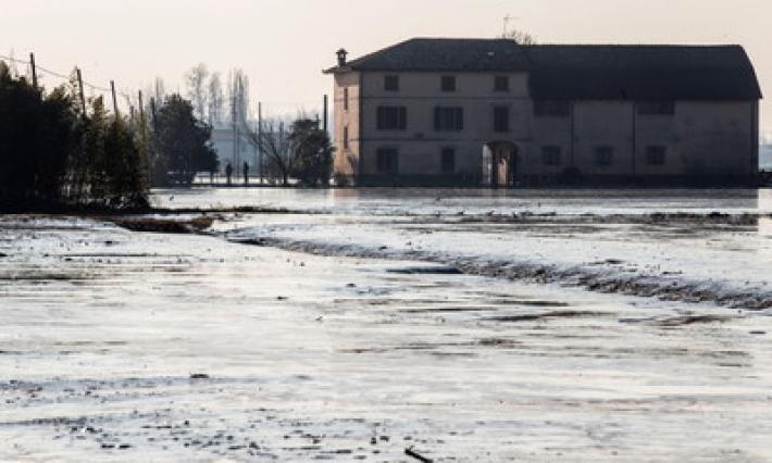 La vita a Lentigione sette giorni dopo la piena 
