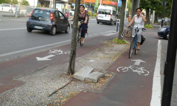 In bici sulla pista ciclabile numero 4, tra buche e lampioni