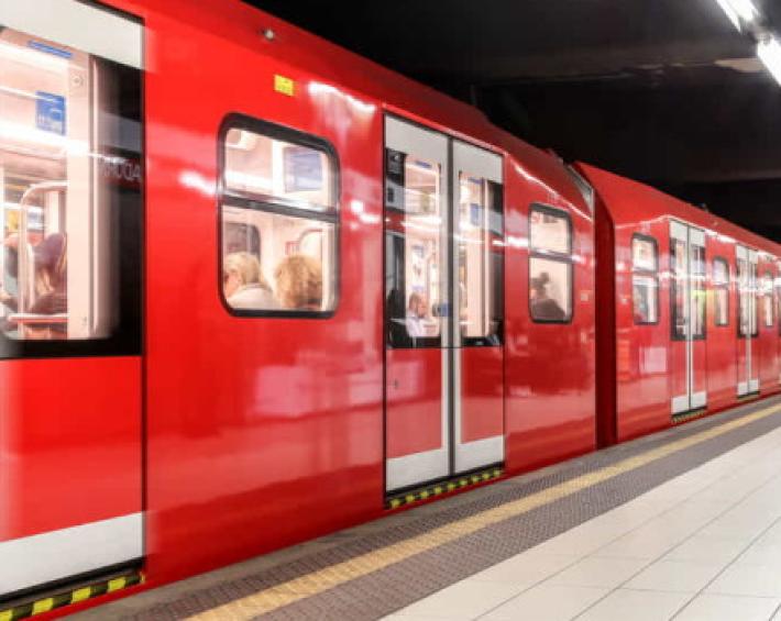 Si aggirava vestito da Joker e con pistola finta nella metro di Milano, denunciato