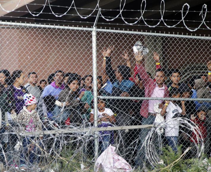 Migranti, in arrivo i tribunali 'da campo' in Texas