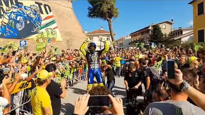Valentino Rossi in giro per Tavullia fino a Misano con la Yamaha da gara: 'Un sogno diventato realt&agrave;' - Video