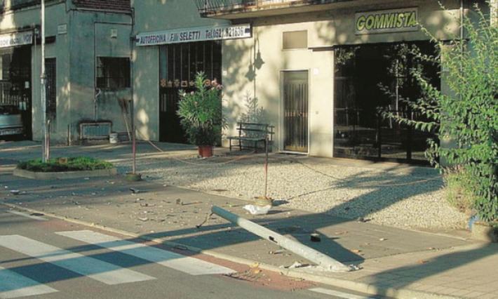 Abbatte il semaforo, scovato il colpevole