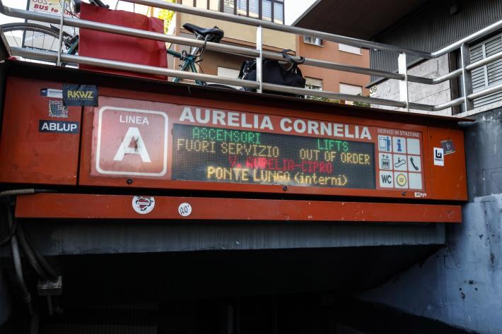 Metro Roma: passeggeri a piedi in galleria per un guasto