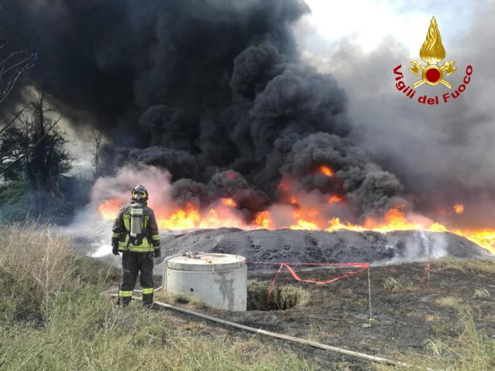 Stato d'emergenza ad Avellino per un incendio in una fabbrica di materie plastiche