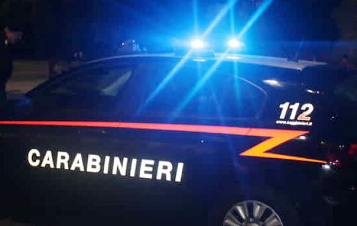 Cacciato dalla barista, torna, tenta di strangolarla e di investire altri clienti