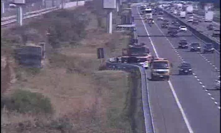 Furgone si ribalta in A1 all'altezza di Fidenza: soccorsi in azione. 4 km di coda
